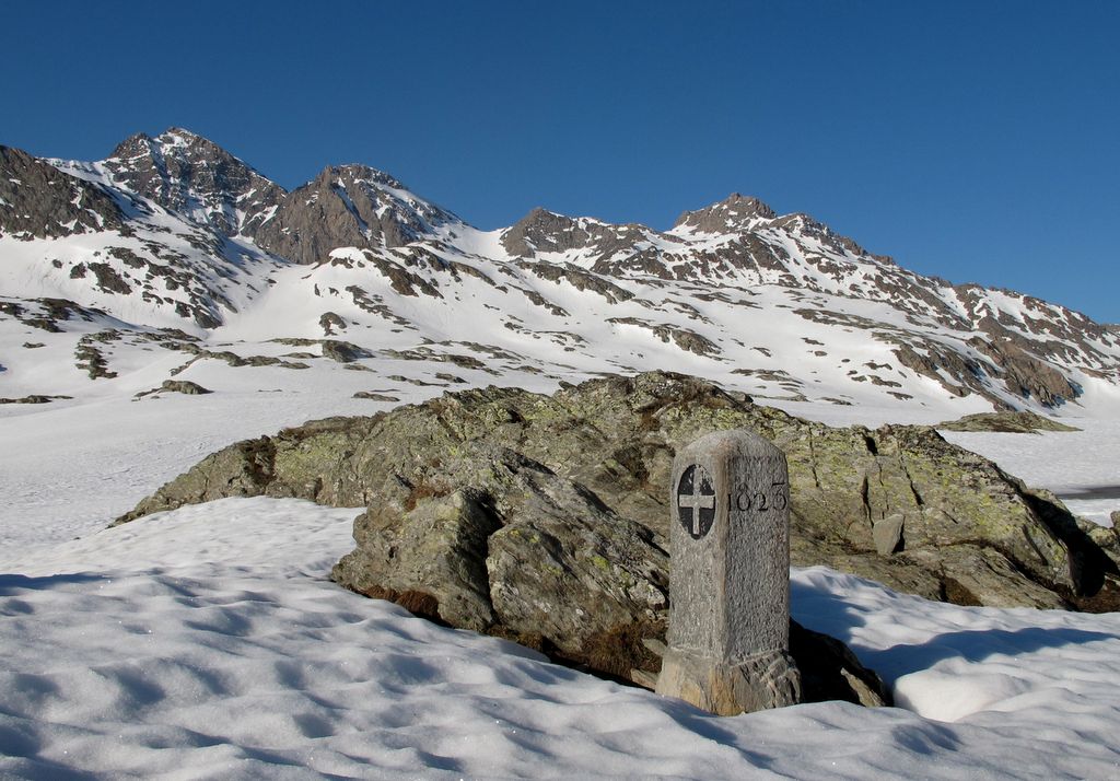 #8 Borne frontière... : ...taillée sur place Borne frontière... : ...taillée sur place