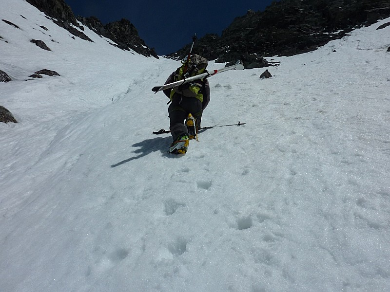 Montée : Au niveau de la branche de droite . On bordure de la goulotte du haut.