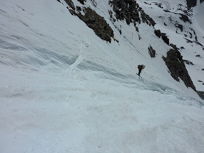 Descente : 2ème traversée de goulotte. On avait taillé une plateforme à la montée.