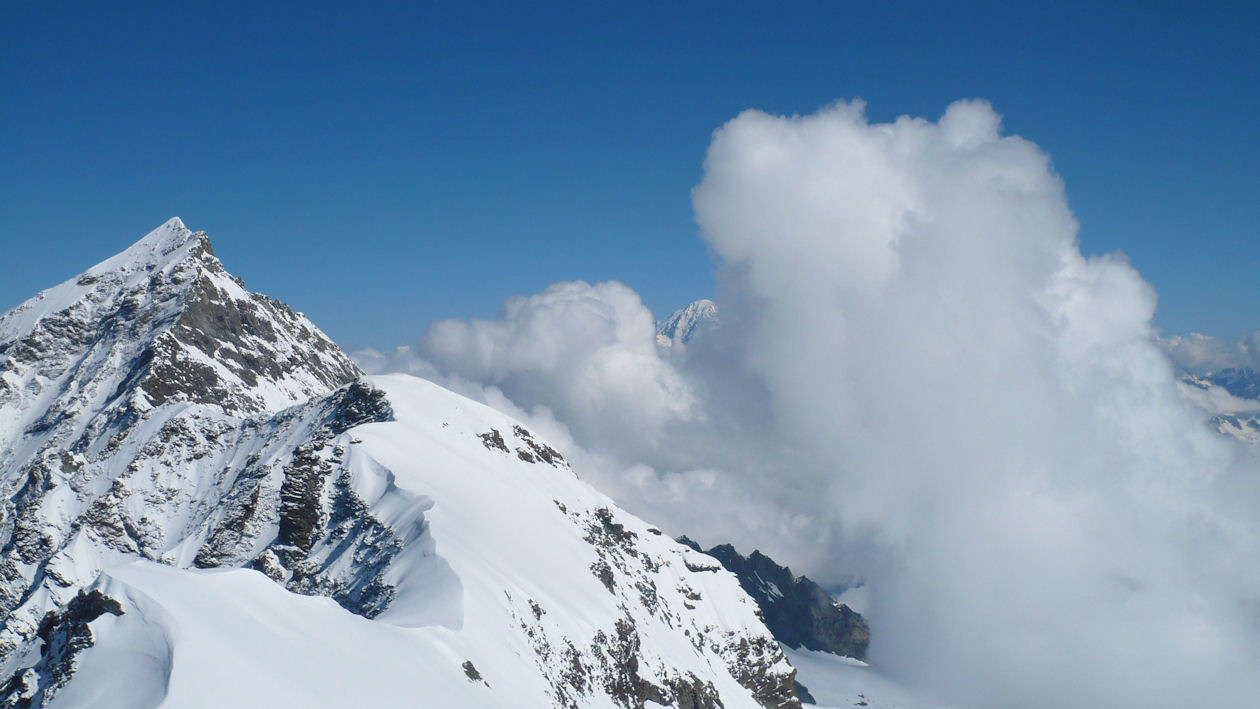Au sommet du dôme : Mont Pourri et un peu du mont blanc entre les nuages.