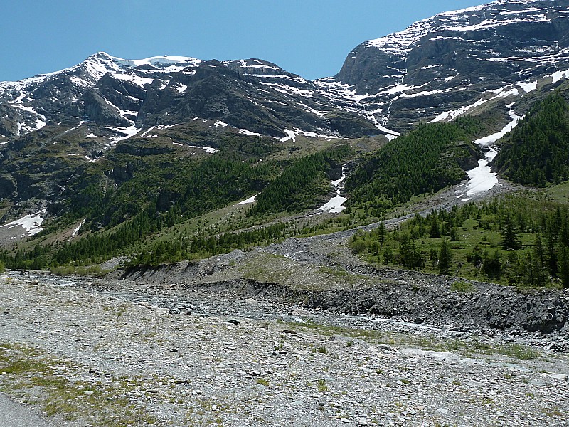 Vue sur la face : : depuis le parking. Ca passe où ?
