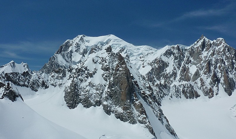 Tour ronde : Sur fond de Mt Blanc et Mt Maudit.