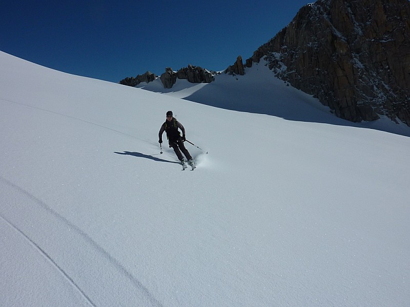 Haut de la vallée blanche : Petite couche superficielle agréable à skier.