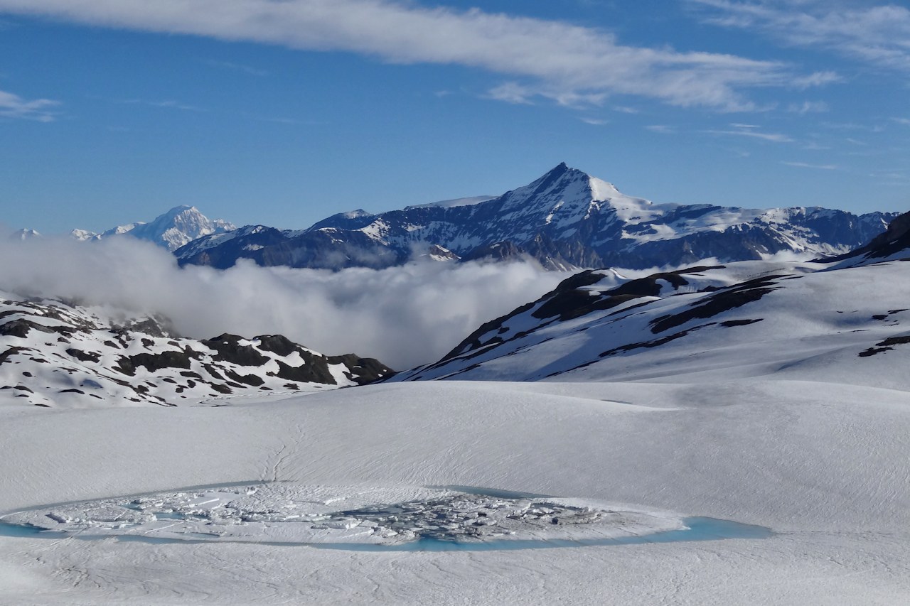 La grande Sassière (3747 m) : Le Mont Blanc en arrière plan.