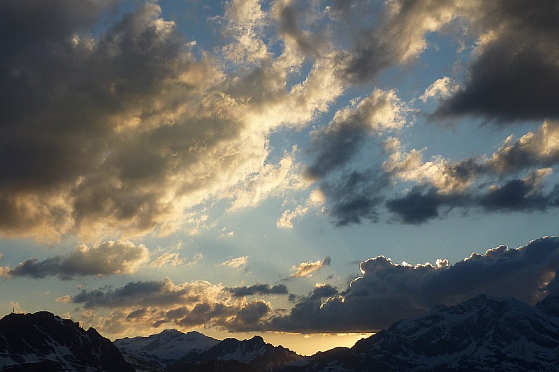 soleil couchant : coucher de soleil lors du bivouac , superbe ambiance côté Pourri