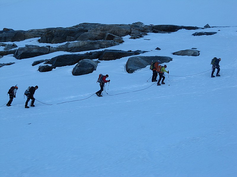 Les amis alpinistes : en pleine action. On ne double pas par la droite....