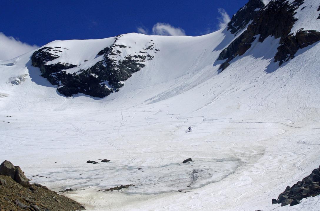 Sous le Saint-Esprit : La conque du glacier des Roches skie en souplesse... sous la jolie facette du St-Esprit!