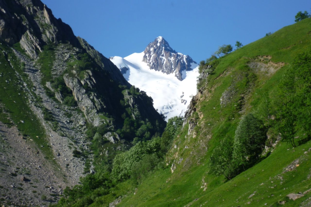 Depuis la route du Cormet : Un dernier coup d'oeil sur l'Aiguille. (photo D.Moreau)