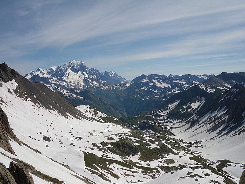 Combe de la Nova : Vue du haut du petit couloir. Mont Blanc et Aiguille des Glaciers au fond : encore de la neige.