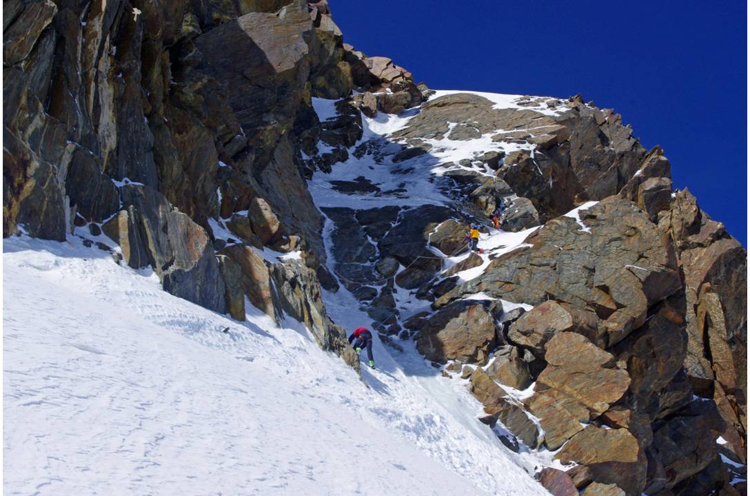 Couloir sommital : De la Silbersattel au sommet de la Pointe Dufour, 120m de D+ à remonter en terrain mixte. Jolie consistance de gneiss rouges, de neige et de glace de goulotte... et des alpinistes dans tous les sens qui virevoltent autour de la cor