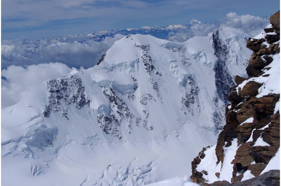 Lyskamm FN : les 4527m du Lyskamm oriental... eux-aussi, en contrebas... Cependant, leur face nord force le respect... En arrière fond, le Grand Paradis se dégage à peine, alors que Plattes, Pourri-Sache et Ruitor resplendissent.