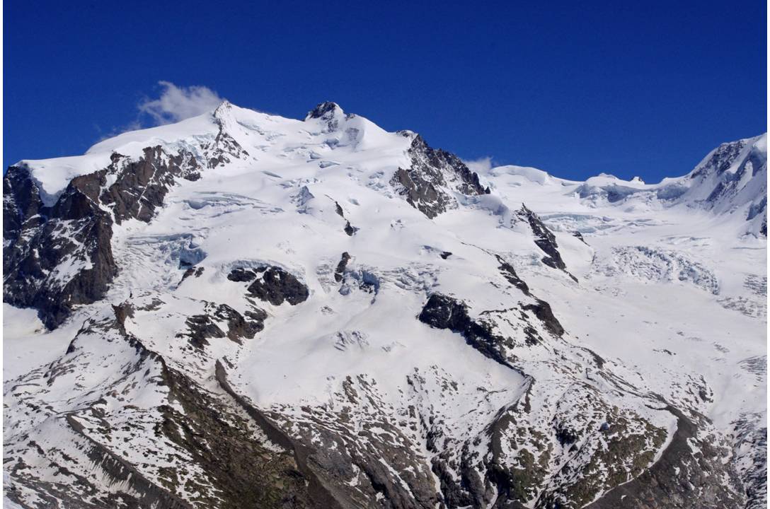 Destination Monte-Rosa : Voilà le chateau à neige, objet de nos convoitises.