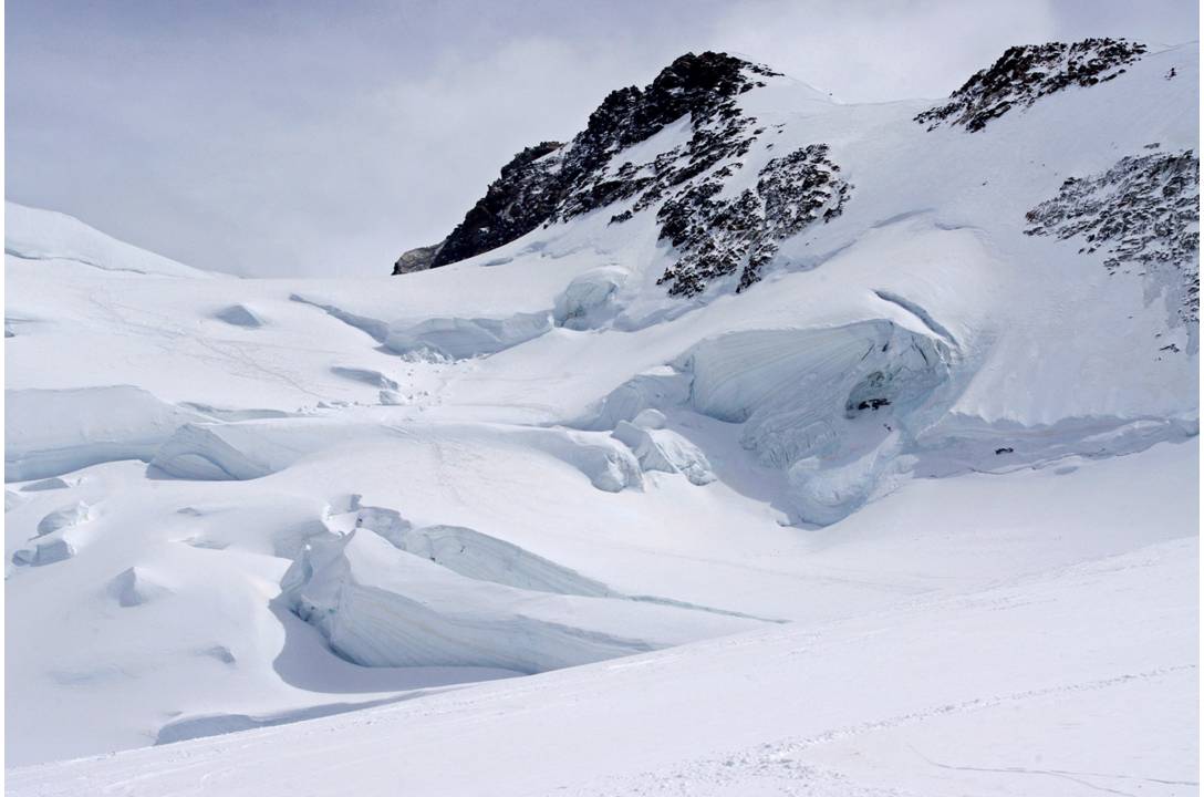 Le Glestcher pour nous : 13h... et le Monte Rosa Gletscher n'est plus convoité par personne, sinon nous!!! Neigé décaillée sur 5-10 cm, fond dur... majesteux et agréable... nous recherchons des combes non tracées... sous des grands séracs... çà file!