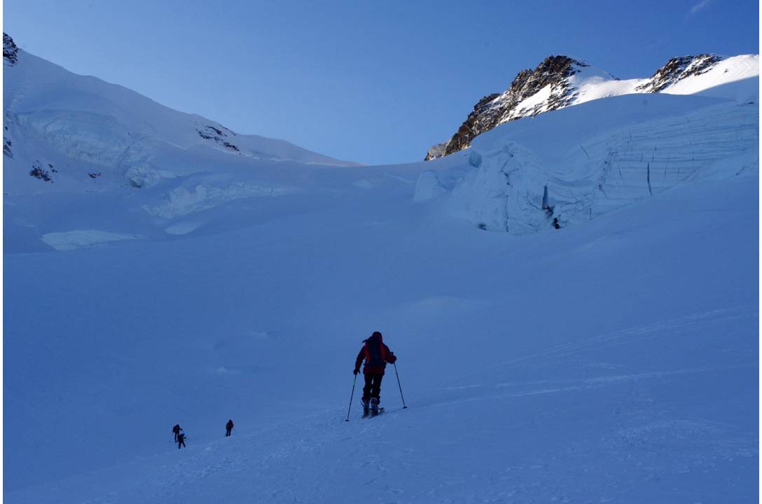 Montée du M-Rosa Gletscher : Montée au frais, par gradins, 3500, 3800, 4000, 4300, 4500... çà n'arrête pas de grimper... dans des sculptures glaciaires étonnantes... nous prenons le soleil au franchissement d'une crevasse en piolets traction.