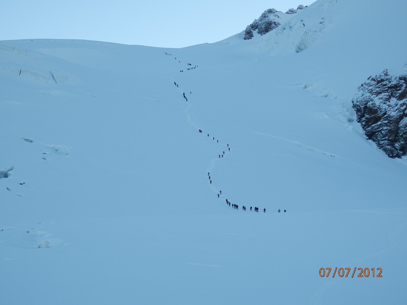 Au départ de Gnifetti : Beaucoup d'alpinistes au départ pour le sommet