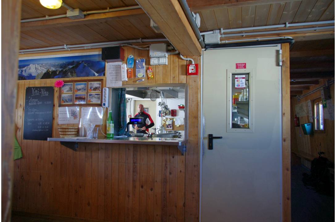 La cuisine en direct : Accueil et cuisine à MARGHERITA... vous commandez la PASTA... elle vous est livrée en direct, faite maison, sous vos yeux... al dente et re-constituante... Il faut manger lentement... le mal de l'altitude passe!