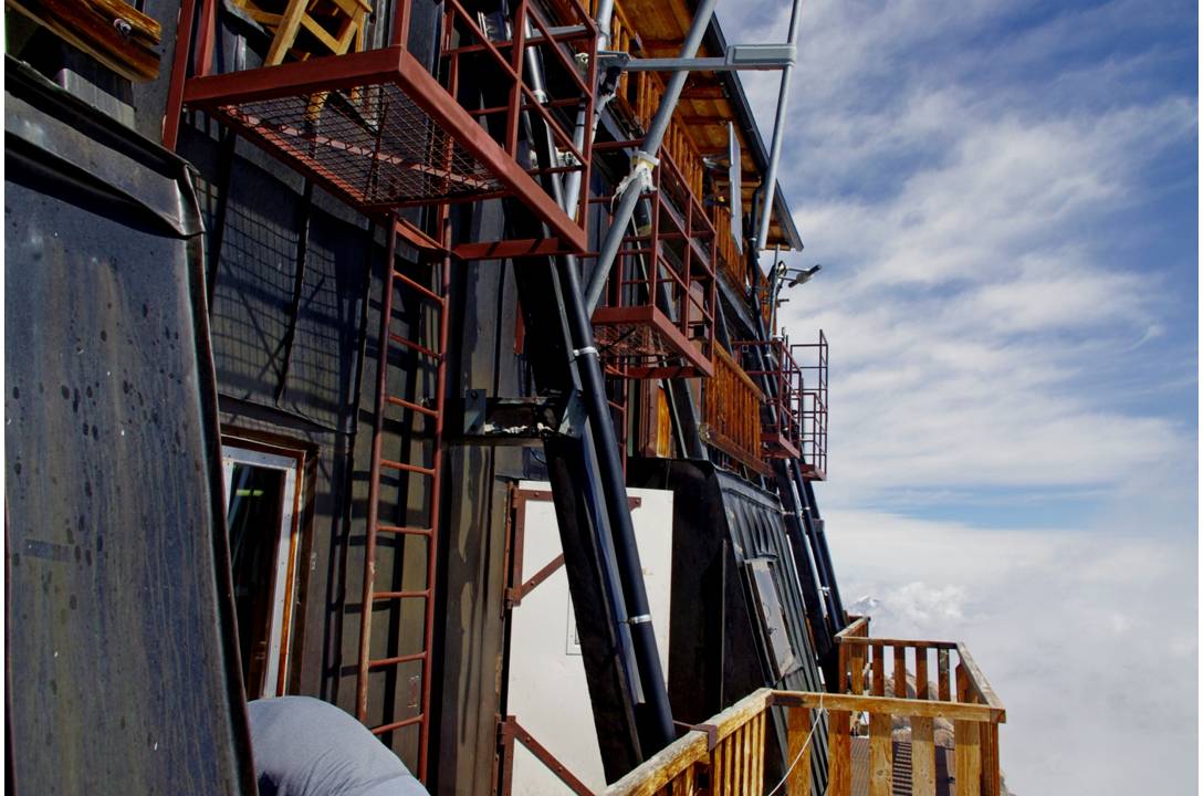 Refuge MARGHERITA : Le refuge Regina MARGHERITA c'est pas un bout de cabane au milieu de la montagne, c'est un véritable accueil organisé... technique et confortable. Le paysage est magnifique... mais vertigineuses excavations en dessous.