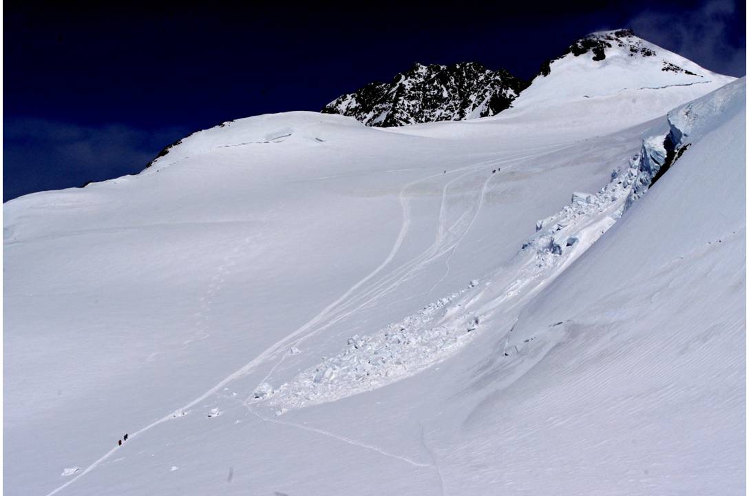 Virages de Juillet : En regardant bien... on distingue à côtés des traces des alpi, et plus à gauche... des virages de skieur... rançon des courbes très agréables, mais sur une neige transfo peu encore décaillée, sous l'effet du vent.