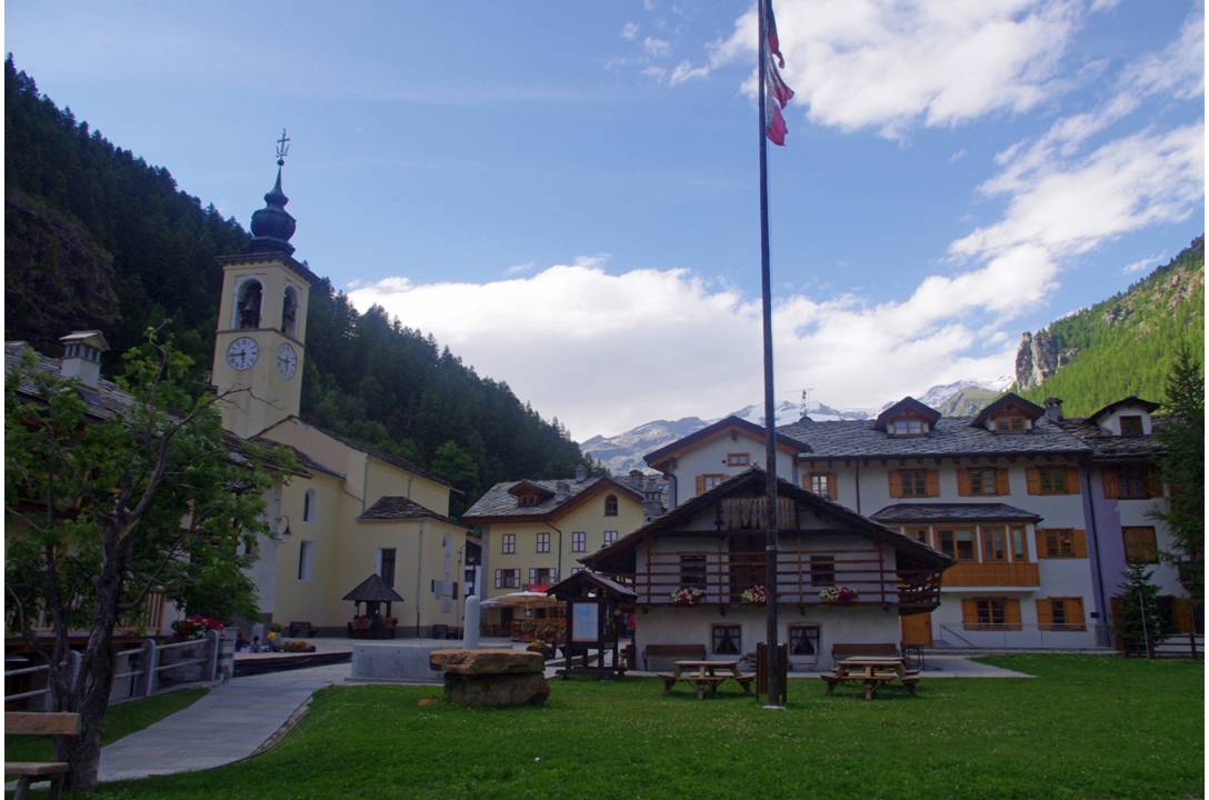 GRESSONNEY : Harmonie de la vallée du LYS et de ses villages, ici GRESSONNEY LA TRINITE... une civilisation calme, au dessous des grands géants des Alpes