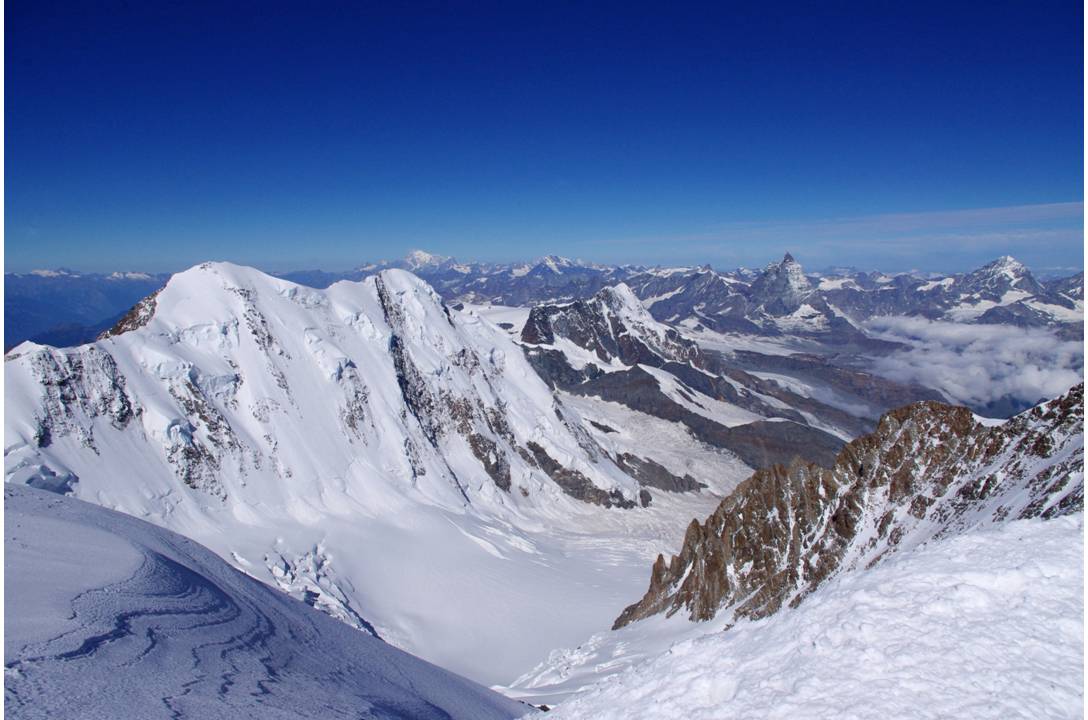 Cervino : En grand angle, le cirque de Zermatt, où trône le Cervinio