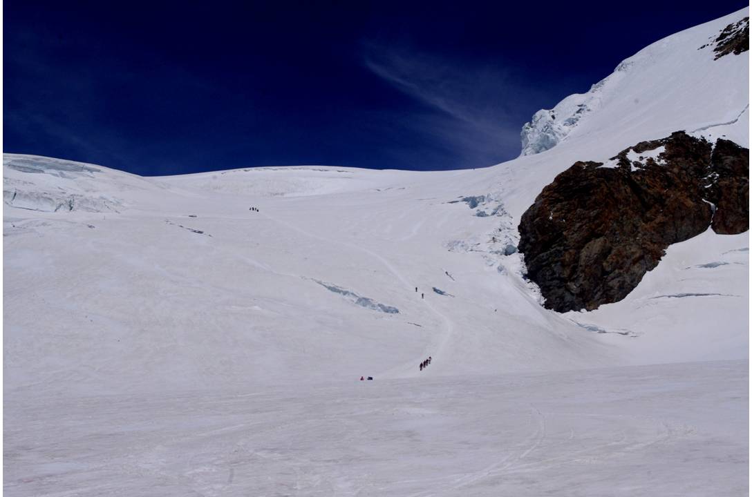 Glacier Garstelet : Arrivée à la proximité du refuge GNIFETTI, regard sur le glacier qui vient d'être descendu, en jolie transfo.