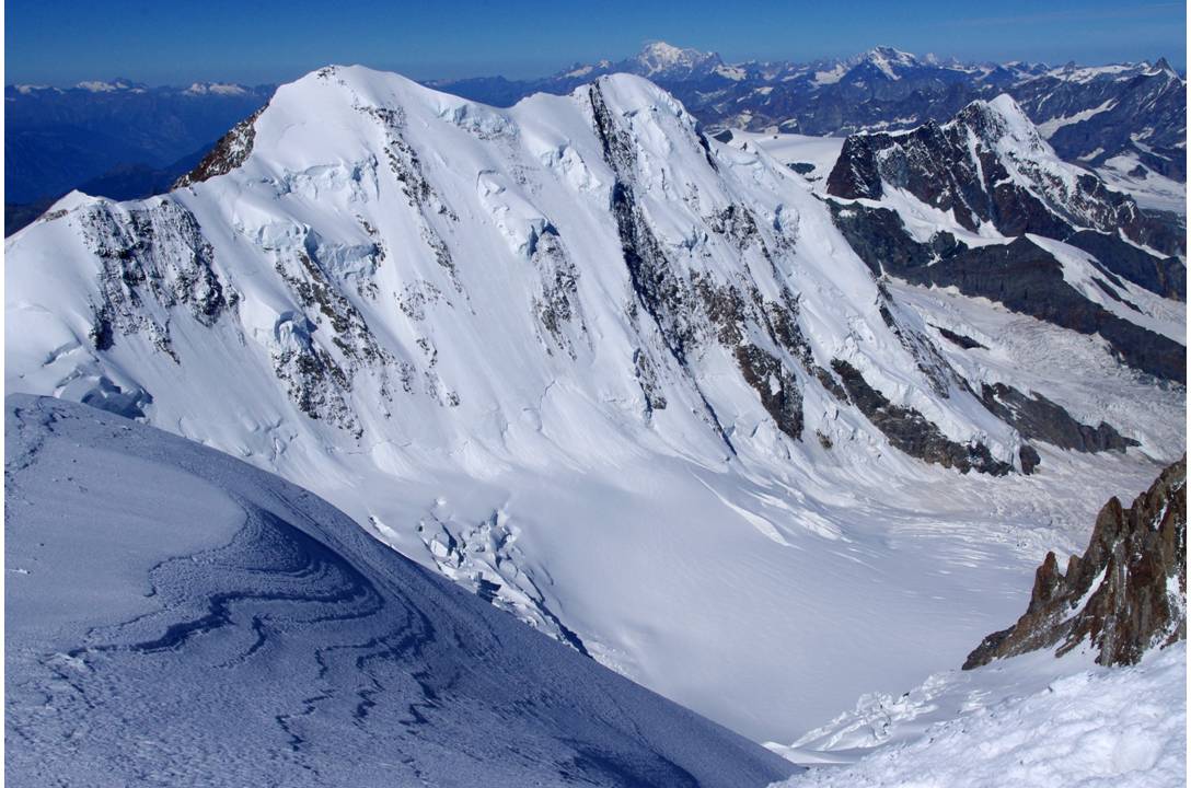 Lyskam en parfait état : Depuis la Zumstein, vue en direct sur la FN des LYSKAM... que du blanc bien conservé par les précipitations de juillet 2012. Magique!