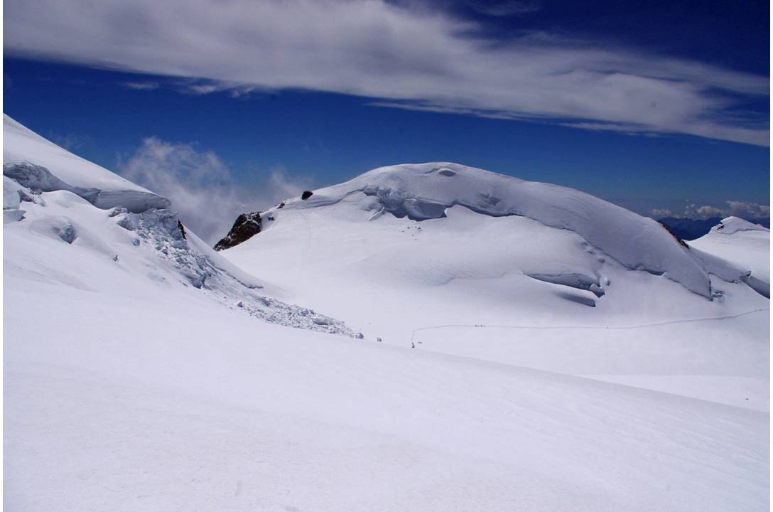 Punta PARROT : A la redescente, je choisis les versants orientés SUD sous la ZUMSTEIN. La Punta PARROT fait face. Sa paroi NORD a gardé de la poudreuse.