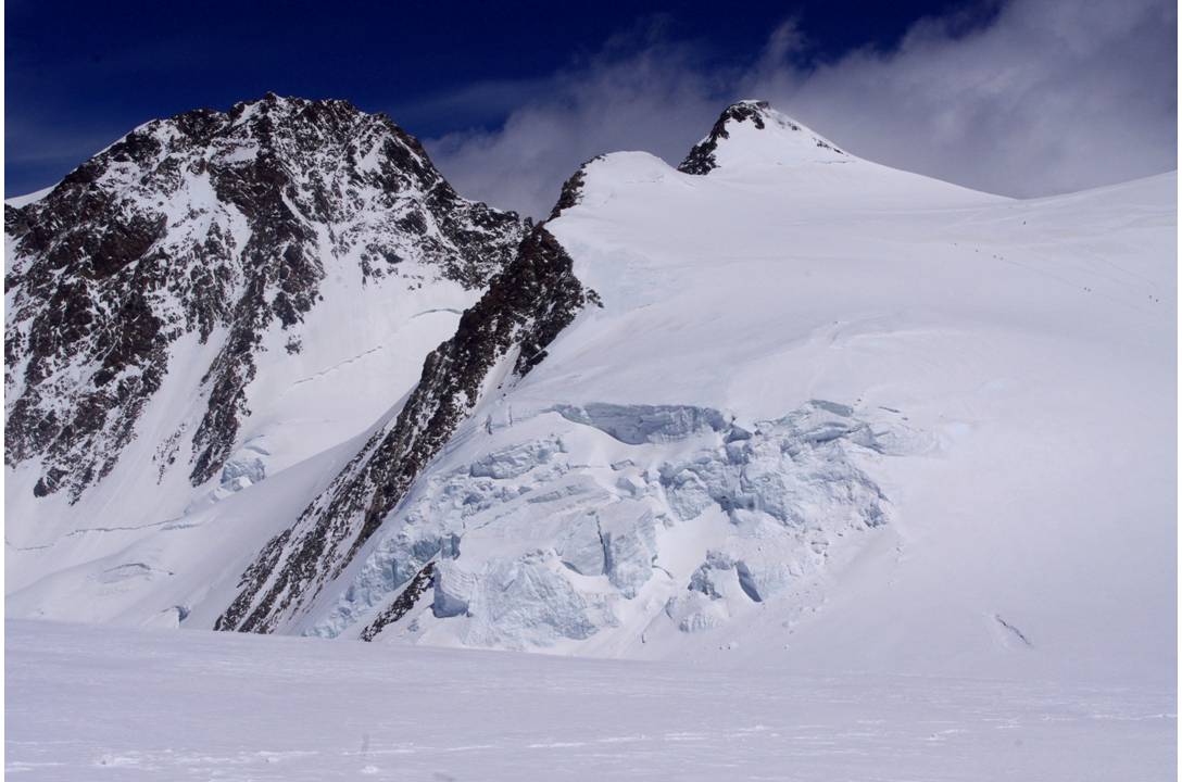 DUFOUR et ZUMSTEIN : Ampleur et diversité des Mont-Rose... la Pointe DUFOUR toute de gneiss rouge, la ZUMSTEIN, portant glaciers...