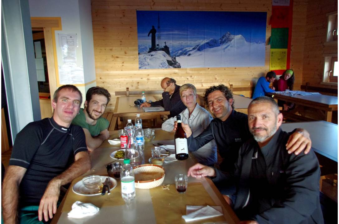 Barbera d'Alba : La montagne rassemble... mais aussi le BARBERA d'ALBA! merci aux clients qui n'ont psa fini leur bouteille, merci à l'équipe du refuge qui nous a attribué le lot... et voilà comment nous sympathisâmes!