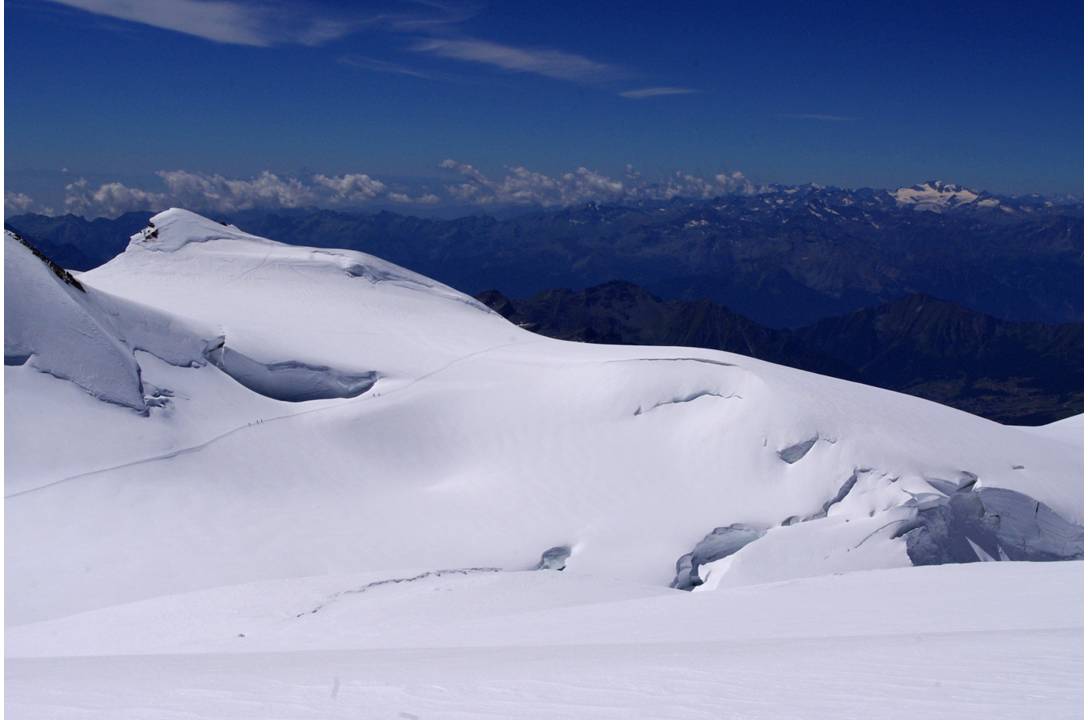 LUDWIGSHOHE : Dans la collection de plus de 4000 du groupe du Mont-Rose, la LUDWIGSHOHE (4342) surplombe le passage du Col du Lys. En vis-à-vis, le bassin de la Tribolazzione au Grand-Paradis.