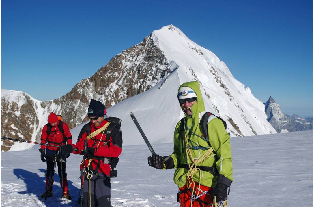 Col du Lys 4255 et froid! : Il fait beau, nous sommes nombreux à ce col frontière, et çà caille grâve...  Retrouvailles chaleureuses: marco et Enrico