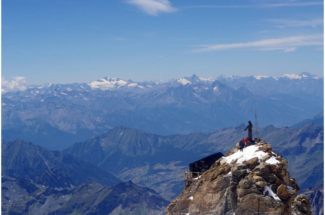 Maison : Le Bivouac Giordano, à 4167 mètres, est l'une des solutions de halte au Mont-Rose, se situant sur un petit promontoire rocheux au milieu des glaces: le Balmenhorn. En face c'est prise directe sur le GRAND PARADIS et le Mt Pourri!