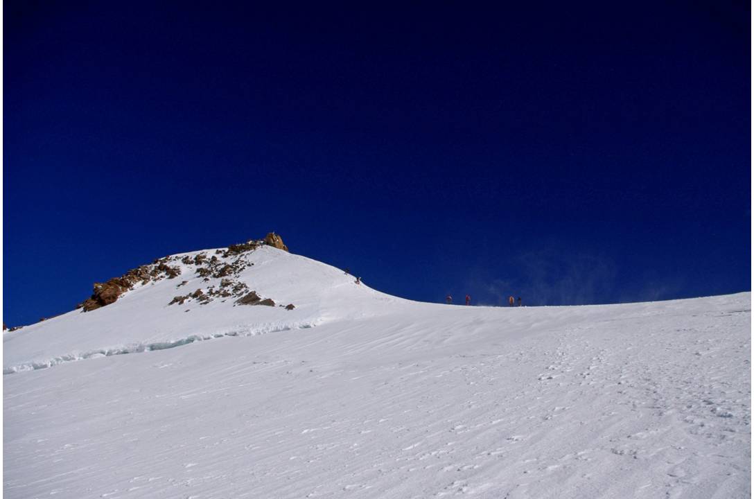 Arrête Zumstein : Je pose les skis sous l'arrête sommitale de la Zumstein... les cordées se découpent sur la ligne aérienne