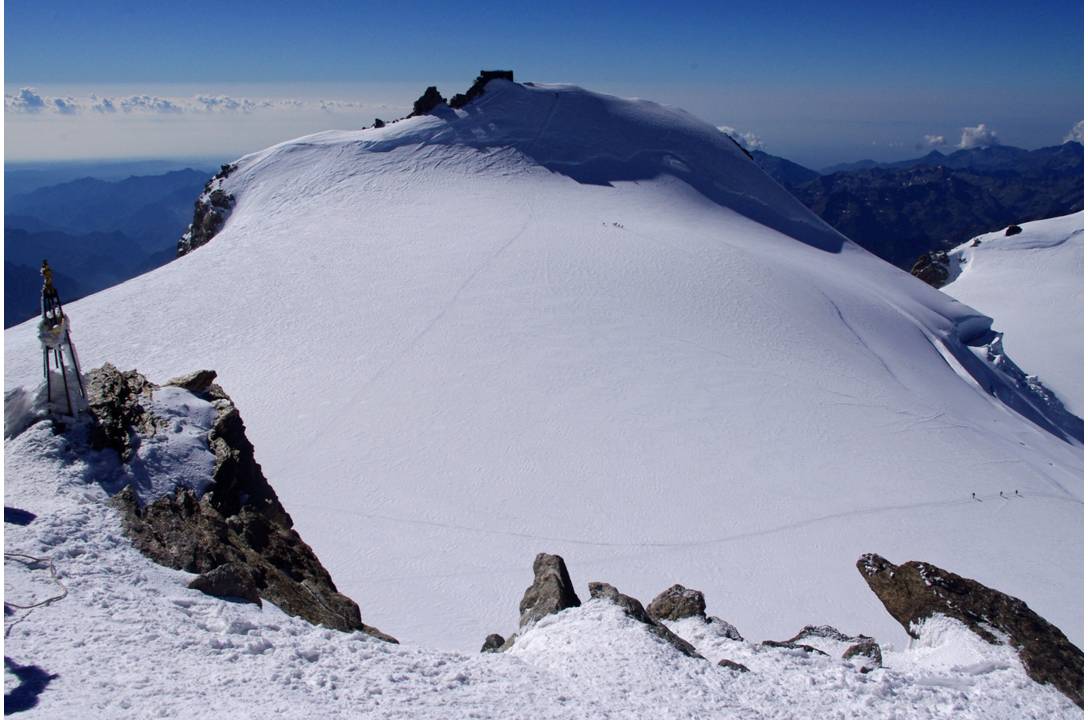 La Gnifetti : 10 mètres plus basse que la ZUMSTEIN, la Punta GNIFETTI accueil un refuge... symbole du génie alpin des Italiens.