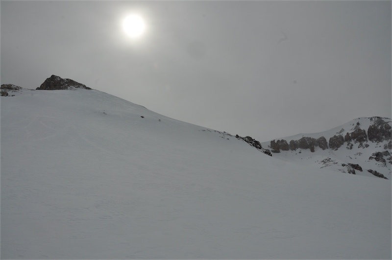Falsa Parva et Parva : Vue sur la face de montée de la Falsa Parva et sur le couloir pris à la descente, pas celui directement sous le sommet mais un peu à gauche ...