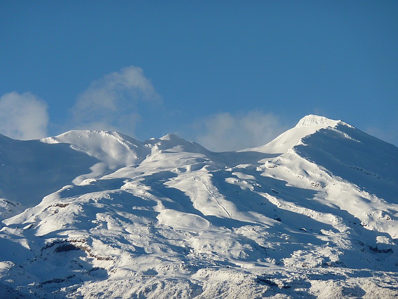 Mount Ruapehu : Sommet à droite, on voit la station de Whakapapa. L'enneigement est faible en bas...