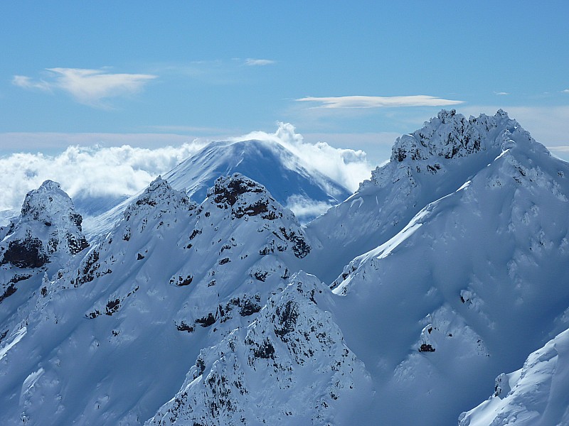 Mount Ngauruhoe : En arrière-plan, la "Montagne du destin" pour les amateurs... Le Tongariro, réveillé, est juste derrière lui!