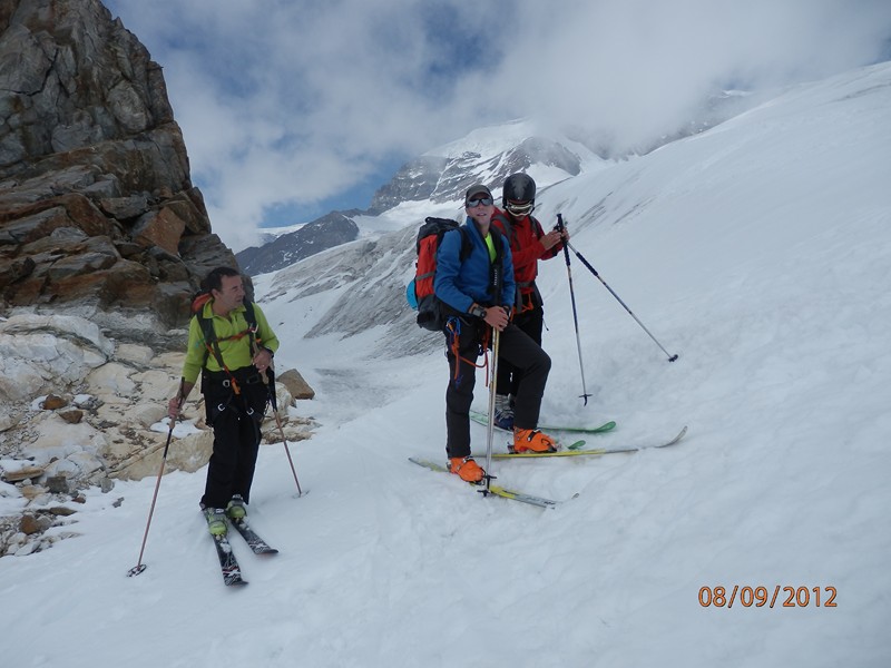 Refuge Gnifetti : Au départ depuis le Refuge Gnifetti après une pause déjeuner : André, Fabrice et Mickael