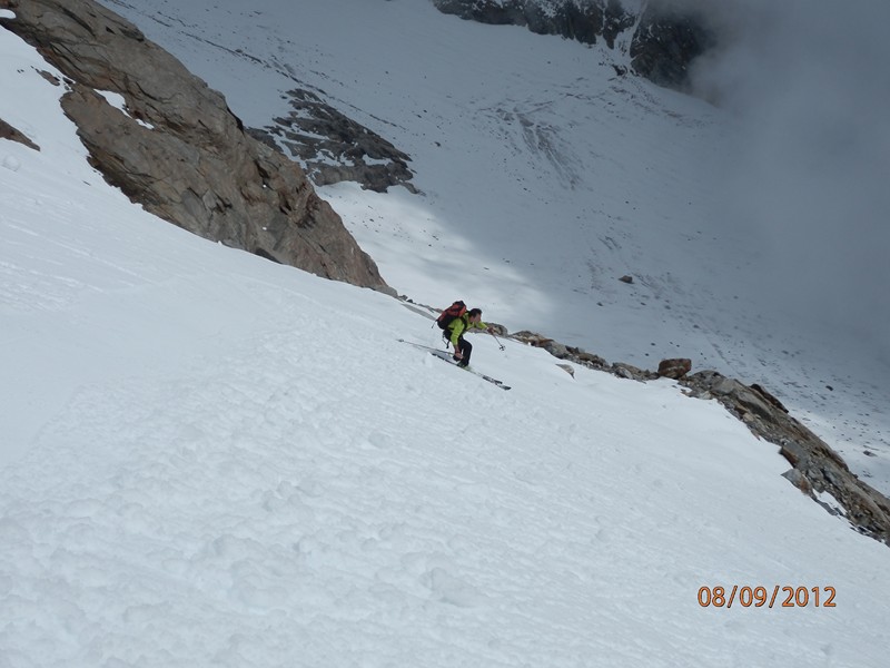 Canale Casati : André entre dans le couloir Casati avec les nuages montant depuis la vallée