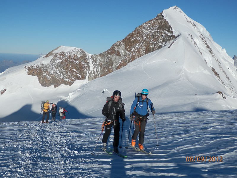 Col du Lys : Mickael et Fabrice arrivant au Col du Lys sur fond de Lyskamm et très à droite le Cervin