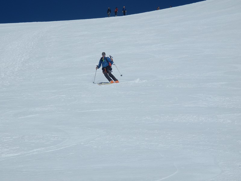 Descente : Fabrice poursuit la descente : très bonne neige