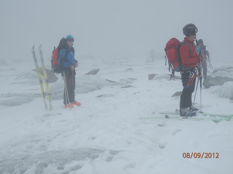 Fin de la course : C'est terminé sur le glacier Indren à 3300m dans les nuages montés depuis la vallée : 10 minutes de marche pour rejoindre le téléphérique