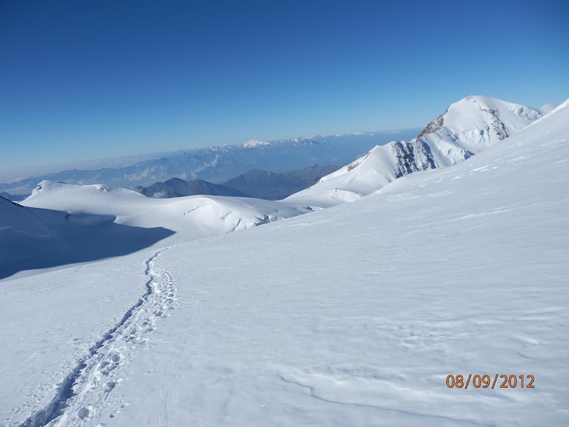 Sous la Pointe Zumstein : Avant d'arriver à la Pointe Zumstein avec au fond le Col du Lys