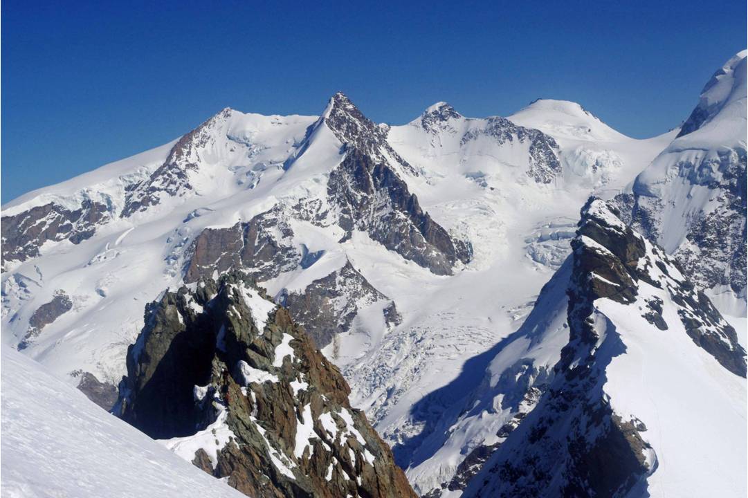 Alpinistes : 2 alpinistes en finissent avec l'arête E rocheuse du Breithorn central... Ils sont "fixés" ici sur Skitour! Chapô!