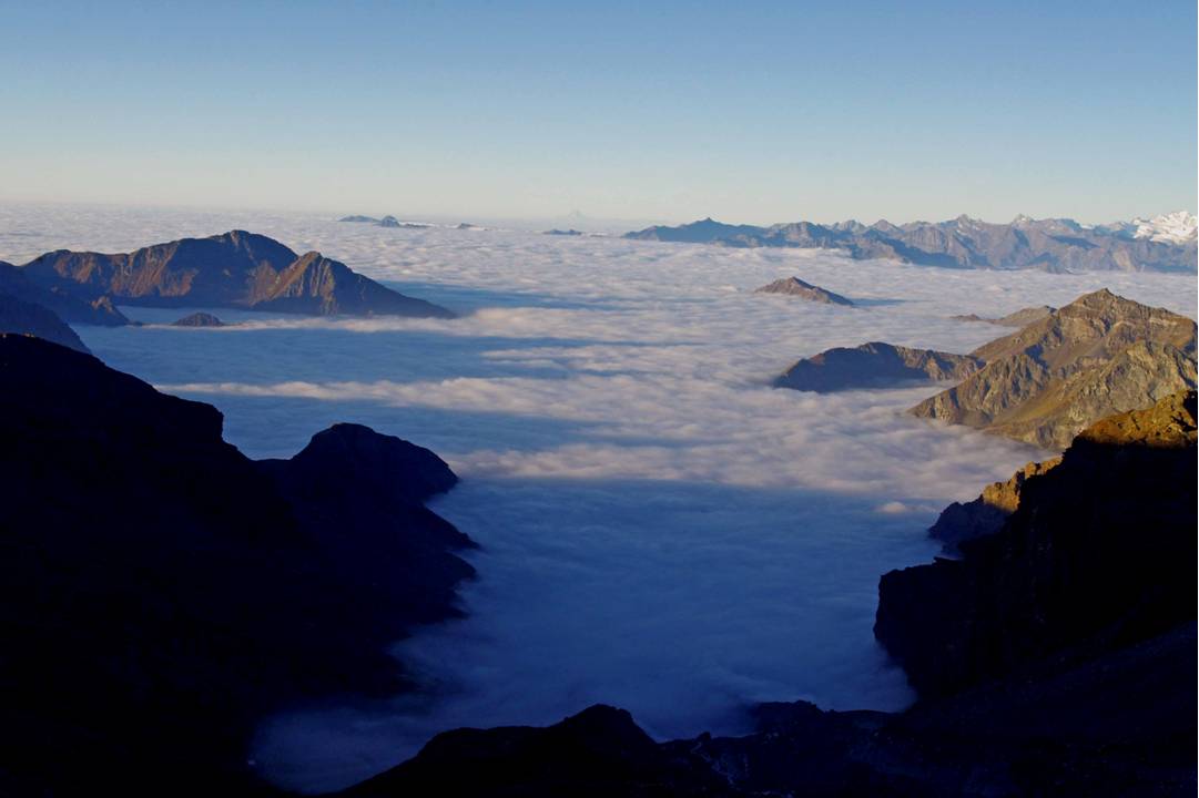 Mer de nuages à 2500 : Dimanche matin d'automne, le Val d'Ayas, le Val d'Aoste et le Piémont... sous les brumes. En ligne droite, émerge le VISO...