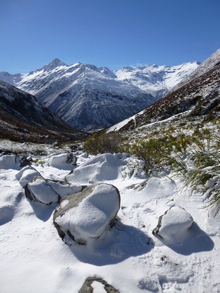 Otira Valley : La station de ski Temple Bassin se trouve dans la combe au fond à droite.