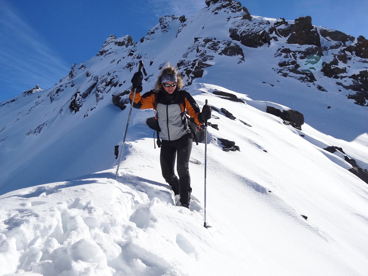 #8 Au col : Au soleil avant de replonger versant Nord. Au col : Au soleil avant de replonger versant Nord.