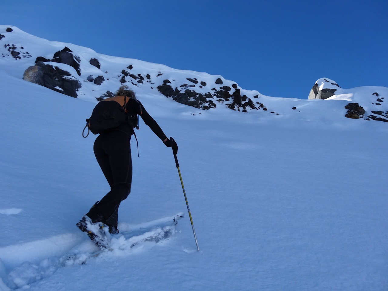 #5 La crête toute proche : Déjà de petite corniches formées par le vent de Sud. La crête toute proche : Déjà de petite corniches formées par le vent de Sud.