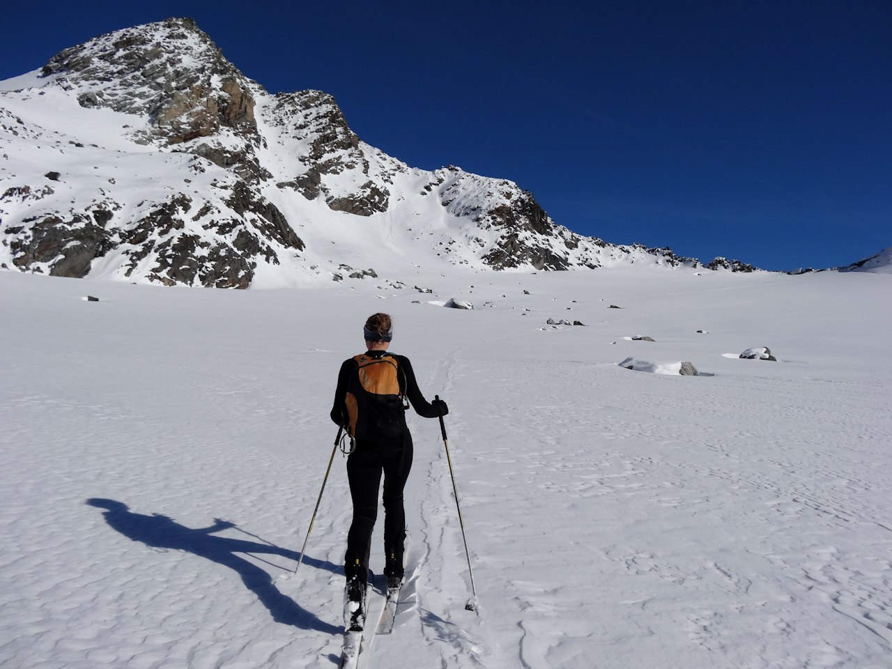 #12 En direction du col de Polset : Au fil des années, de plus en plus de rochers jonchent la surface du glacier. En direction du col de Polset : Au fil des années, de plus en plus de rochers jonchent la surface du glacier.