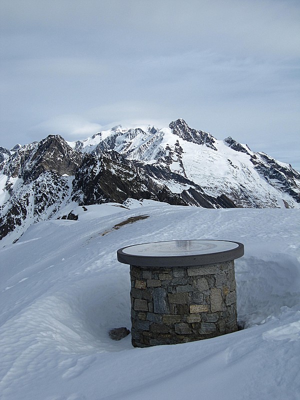 Depuis le sommet : au 1er plan l'Aig des Glaciers, au fond le Mont Blanc déjà dans les nuages.
